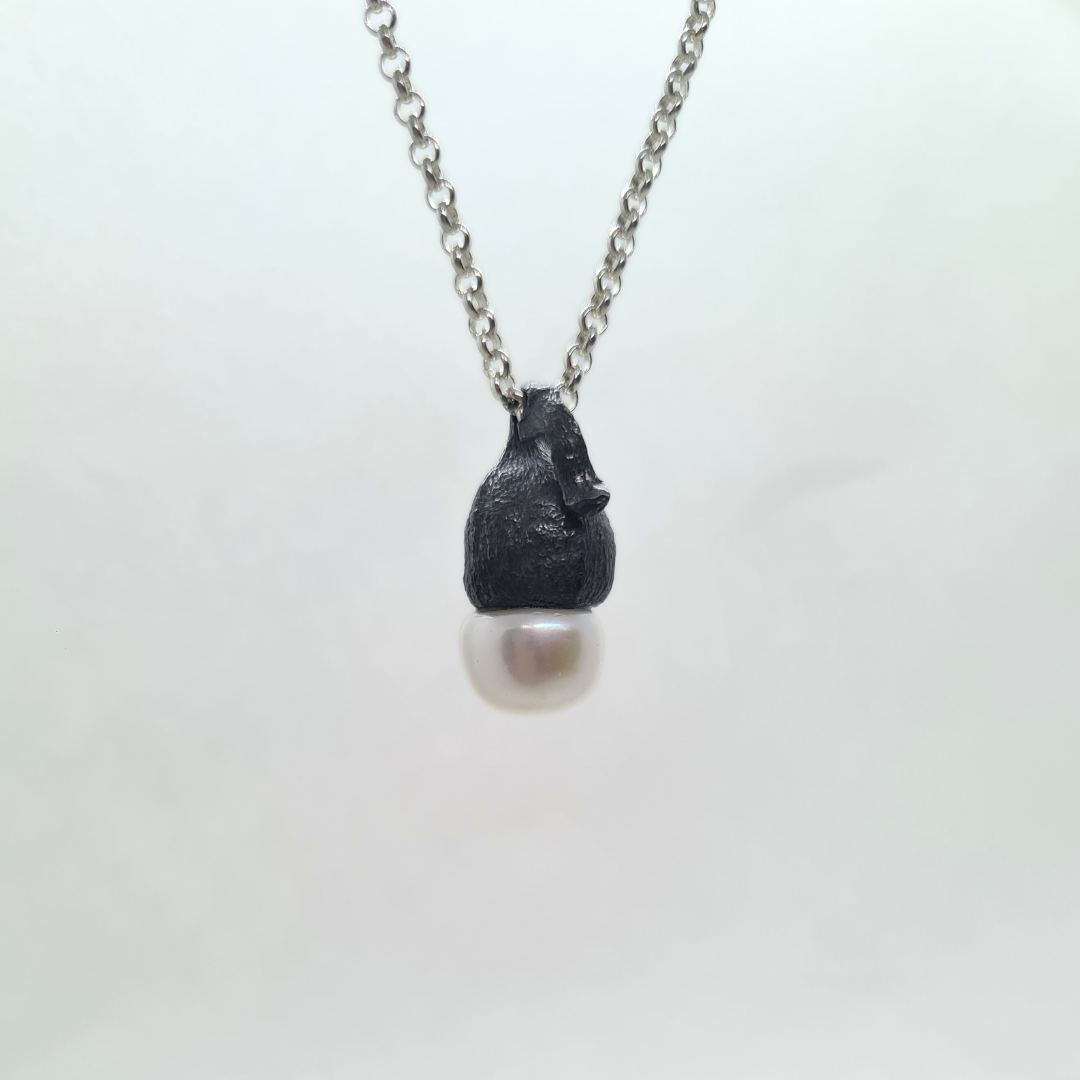Gumnut pearl necklace Ink - Connie Dimas