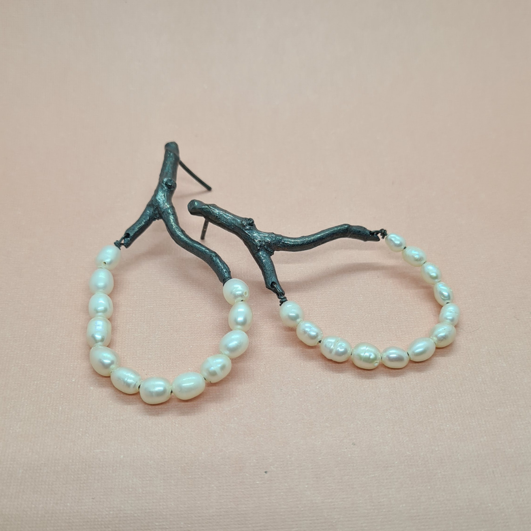 Twigg hoop pearl earrings - Connie Dimas