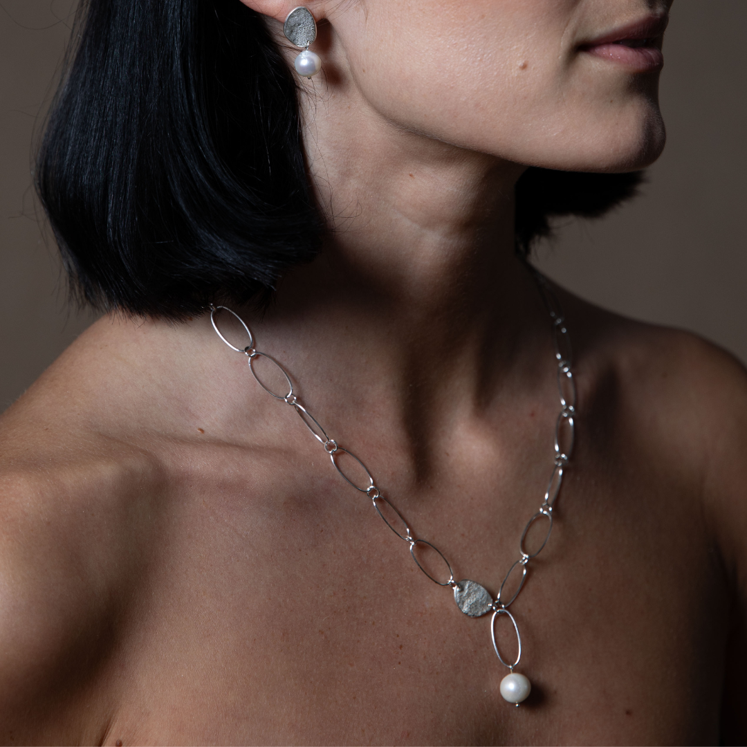 chain necklace with white pearl and pebble silver shapepearl