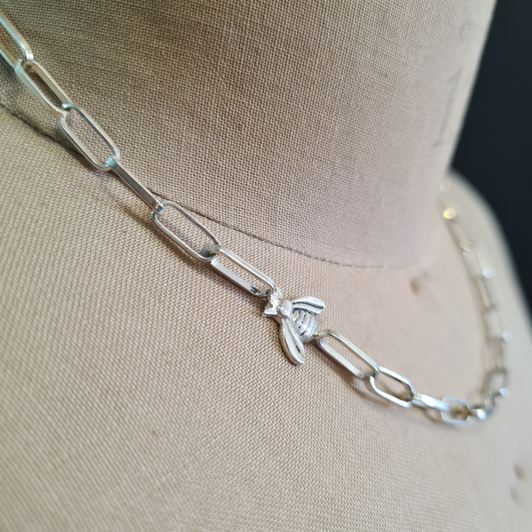 BEE LINK NECKLACE - Connie Dimas